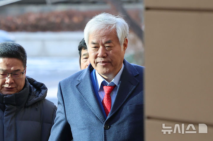 [서울=뉴시스] 권창회 기자 = 전광훈 사랑제일교회 목사가 13일 오전 서울 마포구 서울서부지법에서 열린 구속 전 피의자 심문(영장실질심사)에 출석하고 있다. 2025.01.13. kch0523@newsis.com