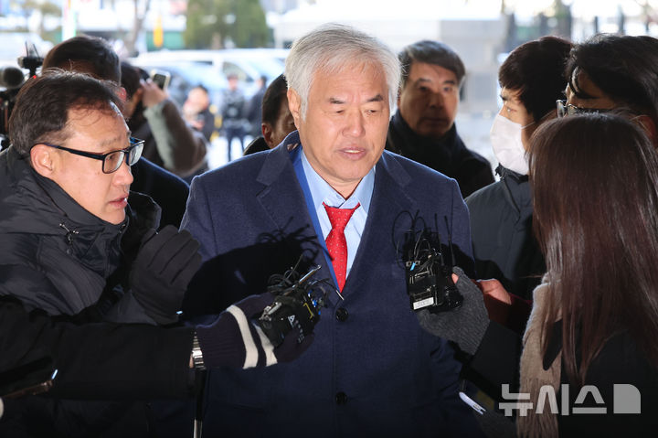 [서울=뉴시스] 권창회 기자 = 전광훈 사랑제일교회 목사가 13일 오전 서울 마포구 서울서부지법에서 열린 구속 전 피의자 심문(영장실질심사)에 출석하고 있다. 2025.01.13. kch0523@newsis.com