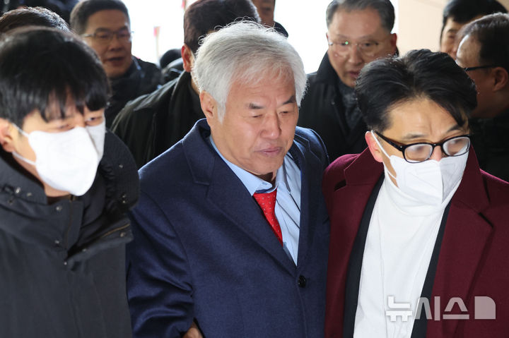 [서울=뉴시스] 권창회 기자 = 전광훈 사랑제일교회 목사가 13일 오전 서울 마포구 서울서부지법에서 열린 구속 전 피의자 심문(영장실질심사)에 출석하고 있다. 2025.01.13. kch0523@newsis.com