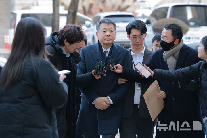 [서울=뉴시스] 황준선 기자 = 홈플러스 사태와 관련해 사기와 자본시장법 위반 등 혐의를 받는 김광일 MBK파트너스 부회장 겸 홈플러스 공동대표가 13일 오전 서울 서초구 서울중앙지방법원에서 열린 구속 전 피의자 심문(영장실질심사)에 출석하고 있다. (공동취재) 2026.01.13. photo@newsis.com