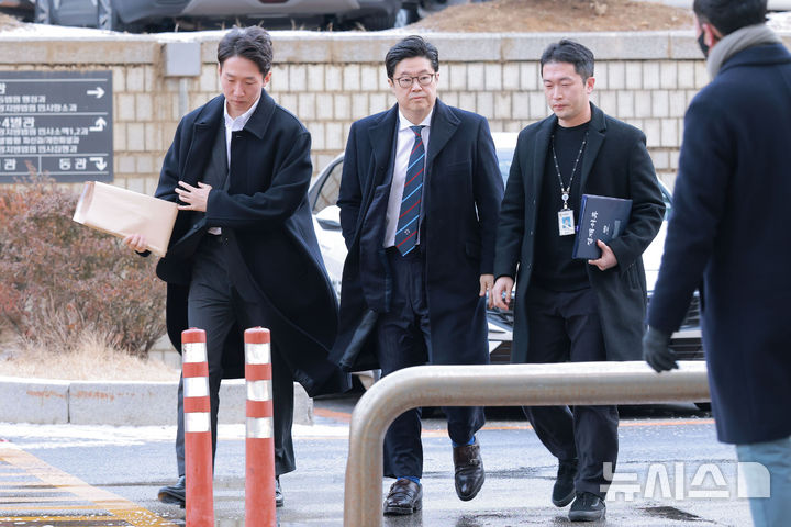 [서울=뉴시스] 황준선 기자 = 홈플러스 사태와 관련해 사기와 자본시장법 위반 등 혐의를 받는 김병주 MBK파트너스 회장이 13일 오전 서울 서초구 서울중앙지방법원에서 열린 구속 전 피의자 심문(영장실질심사)에 출석하고 있다. (공동취재) 2026.01.13. photo@newsis.com