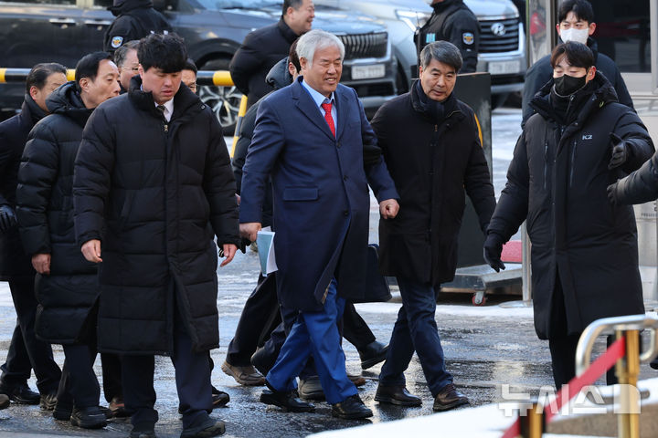[서울=뉴시스] 권창회 기자 = 전광훈 사랑제일교회 목사가 13일 오전 서울 마포구 서울서부지법에서 열린 구속 전 피의자 심문(영장실질심사)에 출석하고 있다. 2025.01.13. kch0523@newsis.com