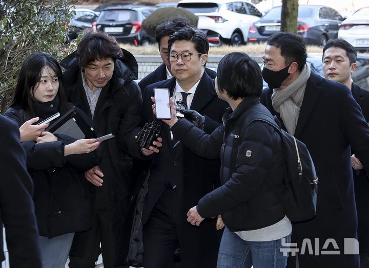 [서울=뉴시스] 황준선 기자 = 홈플러스 사태와 관련해 사기와 자본시장법 위반 등 혐의를 받는 김병주 MBK파트너스 회장이 13일 오전 서울 서초구 서울중앙지방법원에서 열린 구속 전 피의자 심문(영장실질심사)에 출석하고 있다. (공동취재) 2026.01.13. photo@newsis.com