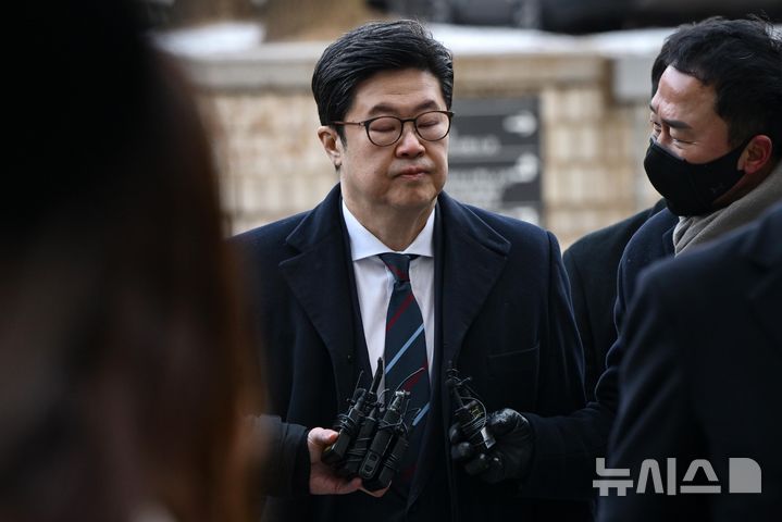 [서울=뉴시스] 황준선 기자 = 사진은 홈플러스 사태와 관련해 사기와 자본시장법 위반 등 혐의를 받는 김병주 MBK파트너스 회장이 지난 13일 오전 서울 서초구 서울중앙지방법원에서 열린 구속 전 피의자 심문(영장실질심사)에 출석하는 모습. (공동취재) 2026.01.13. photo@newsis.com