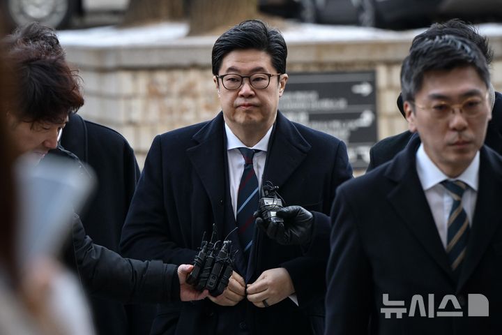 [서울=뉴시스] 황준선 기자 = 홈플러스 사태와 관련해 사기와 자본시장법 위반 등 혐의를 받는 김병주 MBK파트너스 회장이 13일 오전 서울 서초구 서울중앙지방법원에서 열린 구속 전 피의자 심문(영장실질심사)에 출석하고 있다. (공동취재) 2026.01.13. photo@newsis.com