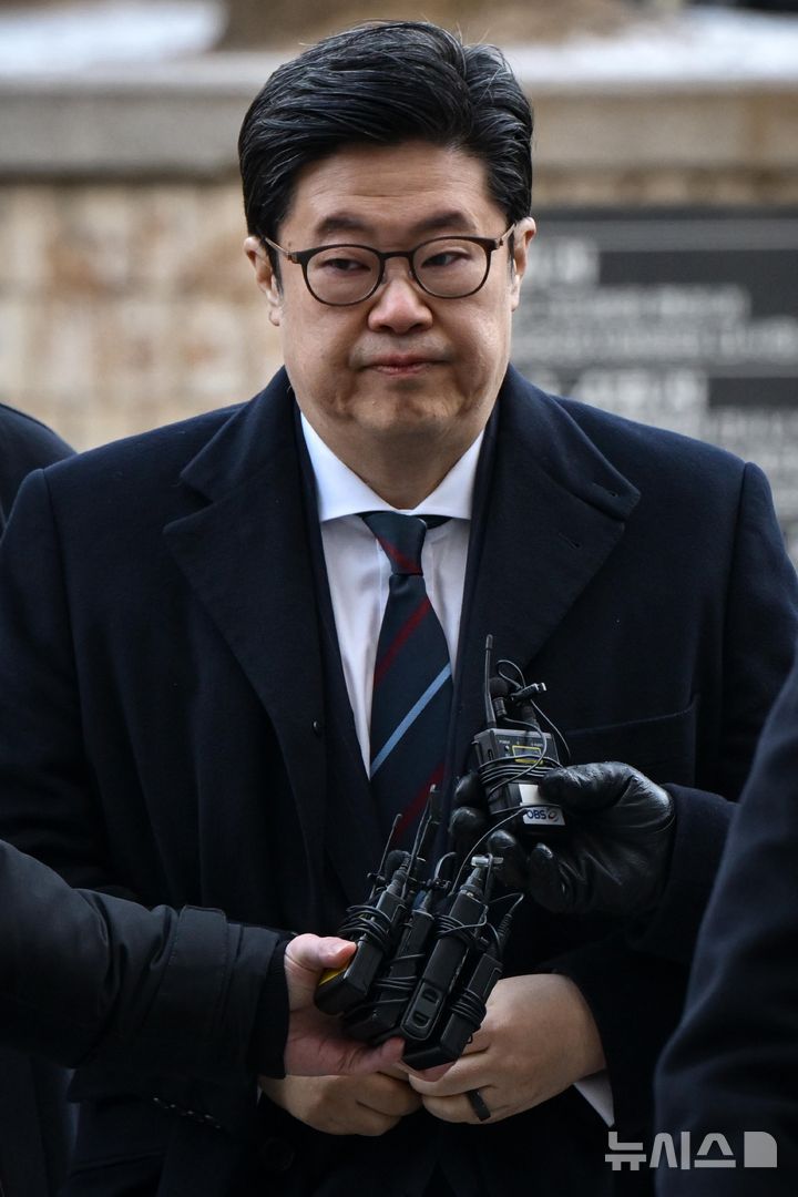 [서울=뉴시스] 황준선 기자 = 홈플러스 사태와 관련해 사기와 자본시장법 위반 등 혐의를 받는 김병주 MBK파트너스 회장이 13일 오전 서울 서초구 서울중앙지방법원에서 열린 구속 전 피의자 심문(영장실질심사)에 출석하고 있다. (공동취재) 2026.01.13. photo@newsis.com