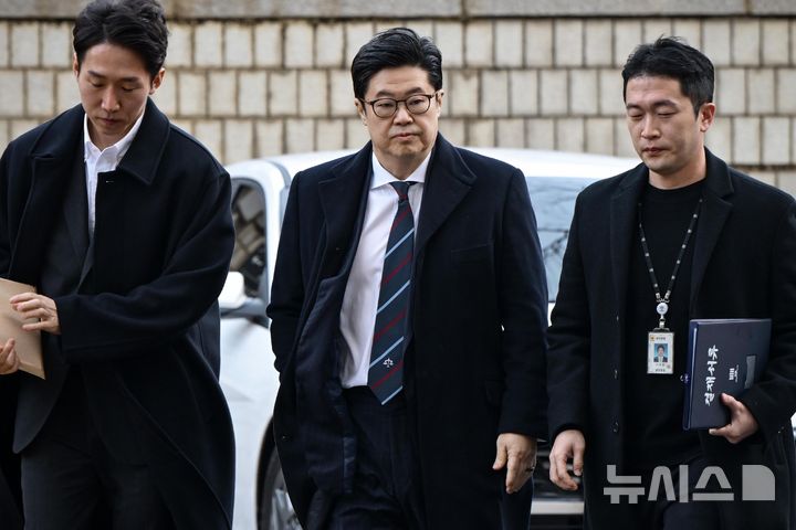 [서울=뉴시스] 황준선 기자 = 홈플러스 사태와 관련해 사기와 자본시장법 위반 등 혐의를 받는 김병주 MBK파트너스 회장이 13일 오전 서울 서초구 서울중앙지방법원에서 열린 구속 전 피의자 심문(영장실질심사)에 출석하고 있다. (공동취재) 2026.01.13. photo@newsis.com