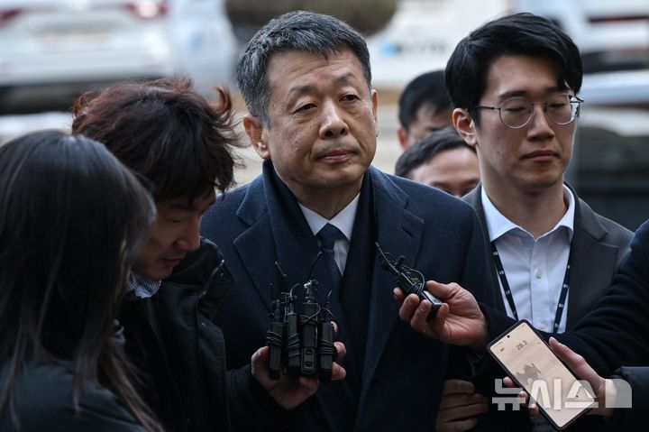 [서울=뉴시스] 황준선 기자 = 홈플러스 사태와 관련해 사기와 자본시장법 위반 등 혐의를 받는 김광일 MBK파트너스 부회장 겸 홈플러스 공동대표가 13일 오전 서울 서초구 서울중앙지방법원에서 열린 구속 전 피의자 심문(영장실질심사)에 출석하고 있다. (공동취재) 2026.01.13. photo@newsis.com