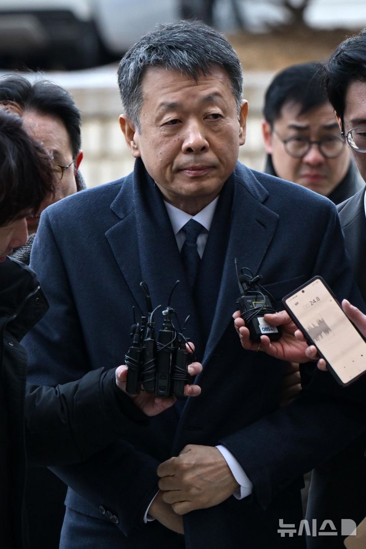 [서울=뉴시스] 황준선 기자 = 홈플러스 사태와 관련해 사기와 자본시장법 위반 등 혐의를 받는 김광일 MBK파트너스 부회장 겸 홈플러스 공동대표가 13일 오전 서울 서초구 서울중앙지방법원에서 열린 구속 전 피의자 심문(영장실질심사)에 출석하고 있다. (공동취재) 2026.01.13. photo@newsis.com