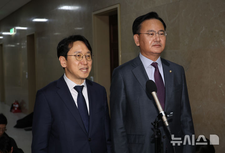 [서울=뉴시스] 김금보 기자 = 천준호 더불어민주당 원내운영수석부대표와 유상범 국민의힘 원내운영수석부대표가 13일 오전 서울 여의도 국회에서 회동을 마친 뒤 기자회견을 하고 있다. 2026.01.13. kgb@newsis.com