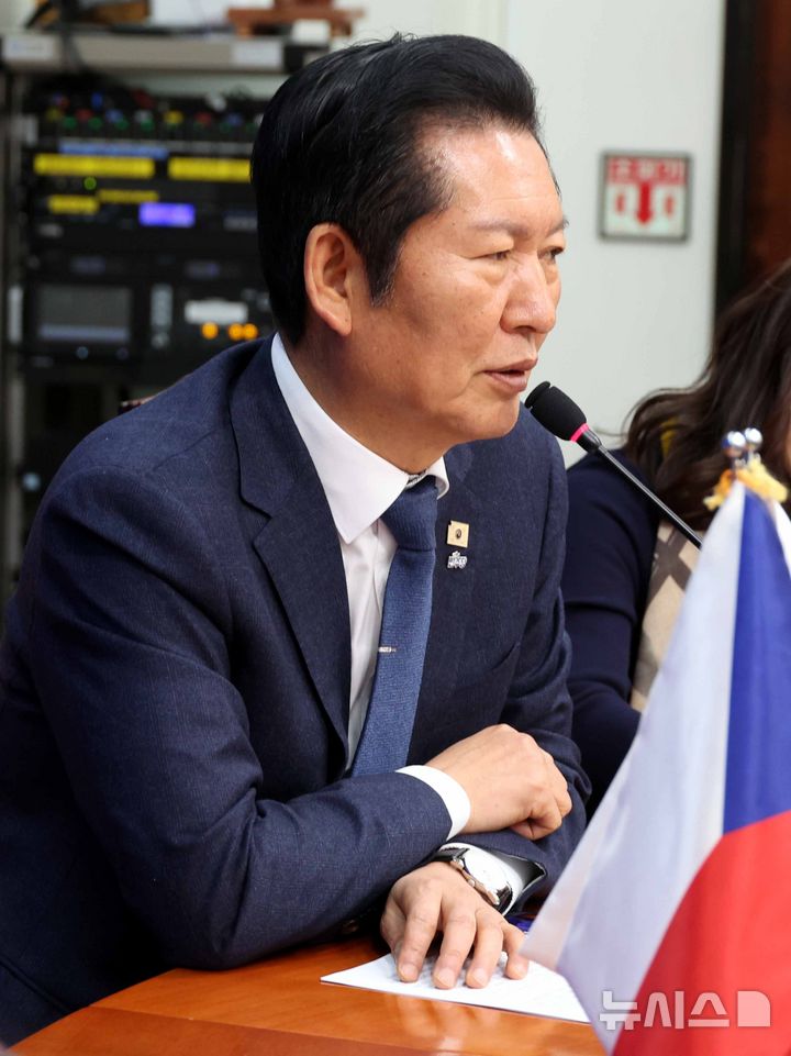 [서울=뉴시스] 조성봉 기자 = 정청래 더불어민주당 대표가 13일 오전 서울 여의도 국회에서 이반 얀차렉 주한체코대사를 접견하며 인사말을 하고 있다. 2026.01.13. suncho21@newsis.com