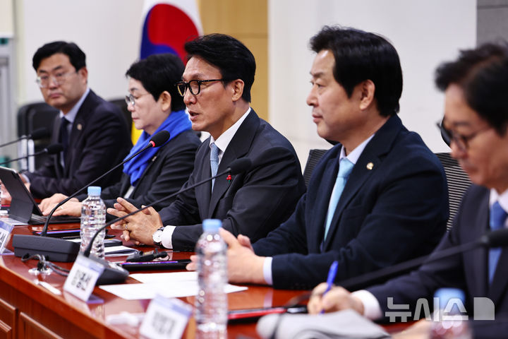 [서울=뉴시스] 김명년 기자 = 김민석 국무총리가 13일 오전 서울 여의도 국회 의원회관에서 열린 민주당 충남-대전 국회의원들과의 간담회에서 발언하고 있다. 2026.01.13. kmn@newsis.com