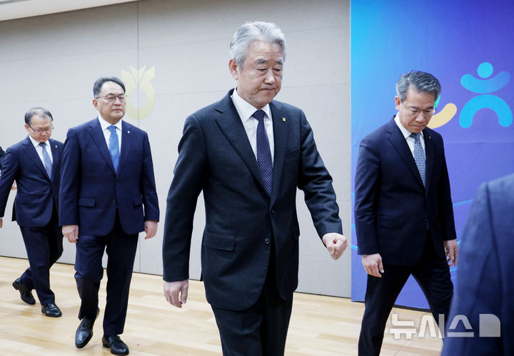 [서울=뉴시스] 김진아 기자 = 강호동 농협중앙회장이 13일 서울 중구 농협중앙회 본관에서 대국민 사과문을 발표한 뒤 단상을 떠나고 있다. 농협중앙회와 농협재단은 임직원 성비위와 업무상 배임을 자체 적발하고도 이를 수사기관에 고발하지 않고, 공금으로 임직원의 형사사건 변호사비를 지원하거나 1박에 200만원이 넘는 출장비를 사용하는 등 내부통제 부실과 방만한 경비 집행 실태가 정부 감사 결과 드러났다. 2025.01.13. bluesoda@newsis.com