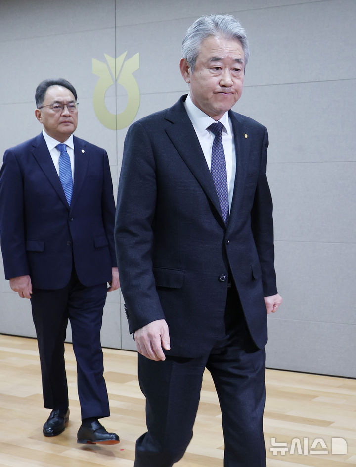 [서울=뉴시스] 김진아 기자 = 강호동 농협중앙회장이 13일 서울 중구 농협중앙회 본관에서 대국민 사과문을 발표한 뒤 단상을 떠나고 있다. 농협중앙회와 농협재단은 임직원 성비위와 업무상 배임을 자체 적발하고도 이를 수사기관에 고발하지 않고, 공금으로 임직원의 형사사건 변호사비를 지원하거나 1박에 200만원이 넘는 출장비를 사용하는 등 내부통제 부실과 방만한 경비 집행 실태가 정부 감사 결과 드러났다. 2025.01.13. bluesoda@newsis.com