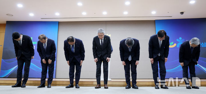 [서울=뉴시스] 김진아 기자 = 강호동 농협중앙회장과 농협 임직원들이 지난 1월13일 서울 중구 농협중앙회 본관에서 대국민 사과문을 발표하기 앞서 고개숙여 사과 인사를 하고 있다.&nbsp; 농협중앙회와 농협재단은 임직원 성비위와 업무상 배임을 자체 적발하고도 이를 수사기관에 고발하지 않고, 공금으로 임직원의 형사사건 변호사비를 지원하거나 1박에 200만원이 넘는 출장비를 사용하는 등 내부통제 부실과 방만한 경비 집행 실태가 정부 감사 결과 드러났다. 2025.01.13. bluesoda@newsis.com