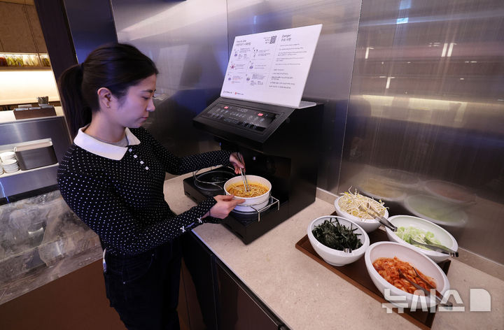 [인천공항=뉴시스] 박주성 기자 = 13일 인천국제공항 제2여객터미널 리뉴얼을 마친 대한항공 프레스티지 동편 좌측 라운지에서 관계자가 라면 라이브러리를 이용하고 있다. 대한항공 프레스티지 동편 좌측 라운지는 체험형 프로그램과 엔터테인먼트 요소를 더한 것이 특징이다. 쿠킹 스튜디오(L’atelier), 아케이드 룸(Arcade Room), 라면 라이브러리(Ramyeon Library)를 마련해 다른 라운지와 차별화했다.대한항공 프레스티지 동편 좌측 라운지는 인천국제공항 제2여객터미널 253번 탑승구 맞은편 4층에 위치하며, 오는 14일 오전 6시에 정식 오픈한다. (공동취재). 2026.01.13. photo@newsis.com