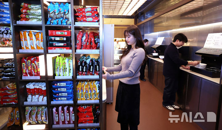 [인천공항=뉴시스] 박주성 기자 = 13일 인천국제공항 제2여객터미널 리뉴얼을 마친 대한항공 프레스티지 동편 좌측 라운지에서 관계자가 라면 라이브러리를 이용하고 있다. 대한항공 프레스티지 동편 좌측 라운지는 체험형 프로그램과 엔터테인먼트 요소를 더한 것이 특징이다. 쿠킹 스튜디오(L’atelier), 아케이드 룸(Arcade Room), 라면 라이브러리(Ramyeon Library)를 마련해 다른 라운지와 차별화했다.대한항공 프레스티지 동편 좌측 라운지는 인천국제공항 제2여객터미널 253번 탑승구 맞은편 4층에 위치하며, 오는 14일 오전 6시에 정식 오픈한다. (공동취재). 2026.01.13. photo@newsis.com