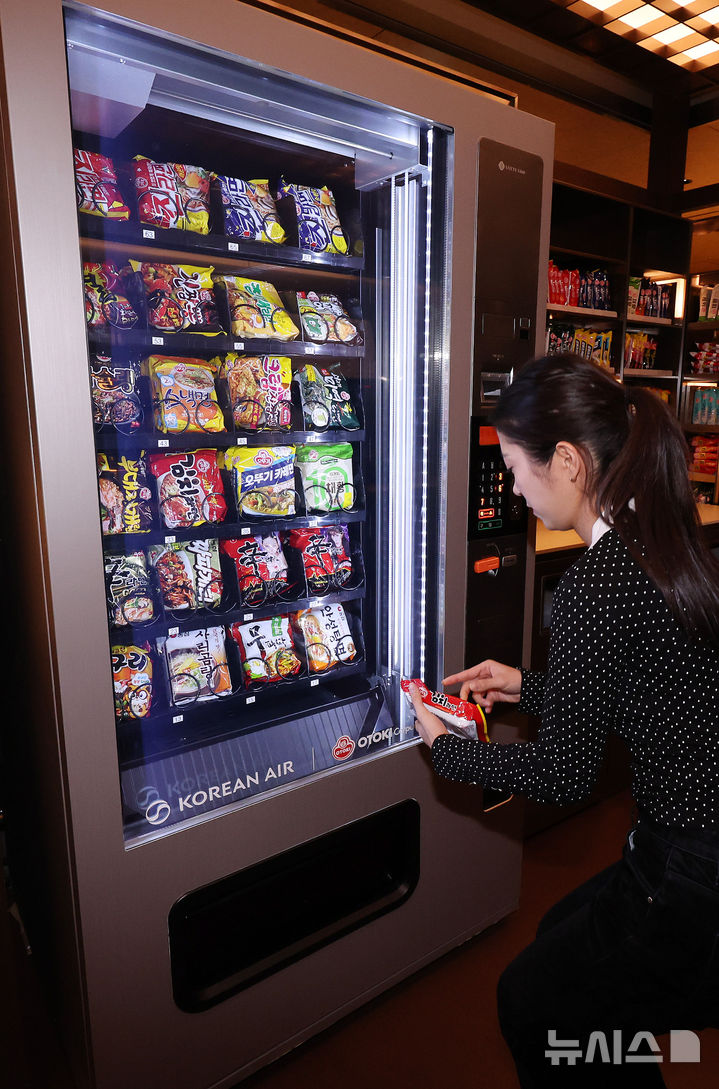 [인천공항=뉴시스] 박주성 기자 = 13일 인천국제공항 제2여객터미널 리뉴얼을 마친 대한항공 프레스티지 동편 좌측 라운지에서 관계자가 라면 라이브러리를 이용하고 있다. 대한항공 프레스티지 동편 좌측 라운지는 체험형 프로그램과 엔터테인먼트 요소를 더한 것이 특징이다. 쿠킹 스튜디오(L’atelier), 아케이드 룸(Arcade Room), 라면 라이브러리(Ramyeon Library)를 마련해 다른 라운지와 차별화했다.대한항공 프레스티지 동편 좌측 라운지는 인천국제공항 제2여객터미널 253번 탑승구 맞은편 4층에 위치하며, 오는 14일 오전 6시에 정식 오픈한다. (공동취재). 2026.01.13. photo@newsis.com