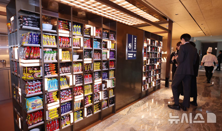 [인천공항=뉴시스] 박주성 기자 = 13일 인천국제공항 제2여객터미널 리뉴얼을 마친 대한항공 프레스티지 동편 좌측 라운지에서 관계자가 라면 라이브러리를 이용하고 있다. 대한항공 프레스티지 동편 좌측 라운지는 체험형 프로그램과 엔터테인먼트 요소를 더한 것이 특징이다. 쿠킹 스튜디오(L’atelier), 아케이드 룸(Arcade Room), 라면 라이브러리(Ramyeon Library)를 마련해 다른 라운지와 차별화했다.대한항공 프레스티지 동편 좌측 라운지는 인천국제공항 제2여객터미널 253번 탑승구 맞은편 4층에 위치하며, 오는 14일 오전 6시에 정식 오픈한다. (공동취재). 2026.01.13. photo@newsis.com