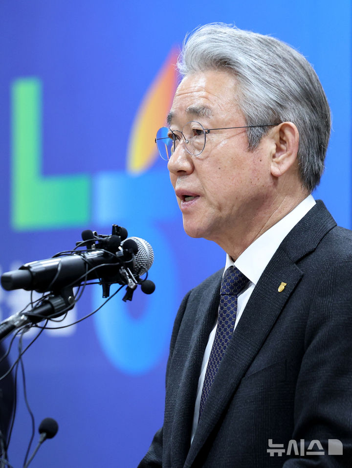 [서울=뉴시스] 김진아 기자 = 강호동 농협중앙회장이 13일 서울 중구 농협중앙회 본관에서 대국민 사과문을 발표하고 있다. 농협중앙회와 농협재단은 임직원 성비위와 업무상 배임을 자체 적발하고도 이를 수사기관에 고발하지 않고, 공금으로 임직원의 형사사건 변호사비를 지원하거나 1박에 200만원이 넘는 출장비를 사용하는 등 내부통제 부실과 방만한 경비 집행 실태가 정부 감사 결과 드러났다. 2025.01.13. bluesoda@newsis.com