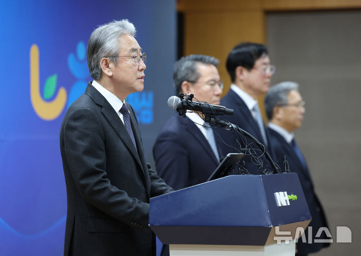 [서울=뉴시스] 김진아 기자 = 강호동 농협중앙회장이 13일 서울 중구 농협중앙회 본관에서 대국민 사과문을 발표하고 있다. 농협중앙회와 농협재단은 임직원 성비위와 업무상 배임을 자체 적발하고도 이를 수사기관에 고발하지 않고, 공금으로 임직원의 형사사건 변호사비를 지원하거나 1박에 200만원이 넘는 출장비를 사용하는 등 내부통제 부실과 방만한 경비 집행 실태가 정부 감사 결과 드러났다. 2025.01.13. bluesoda@newsis.com