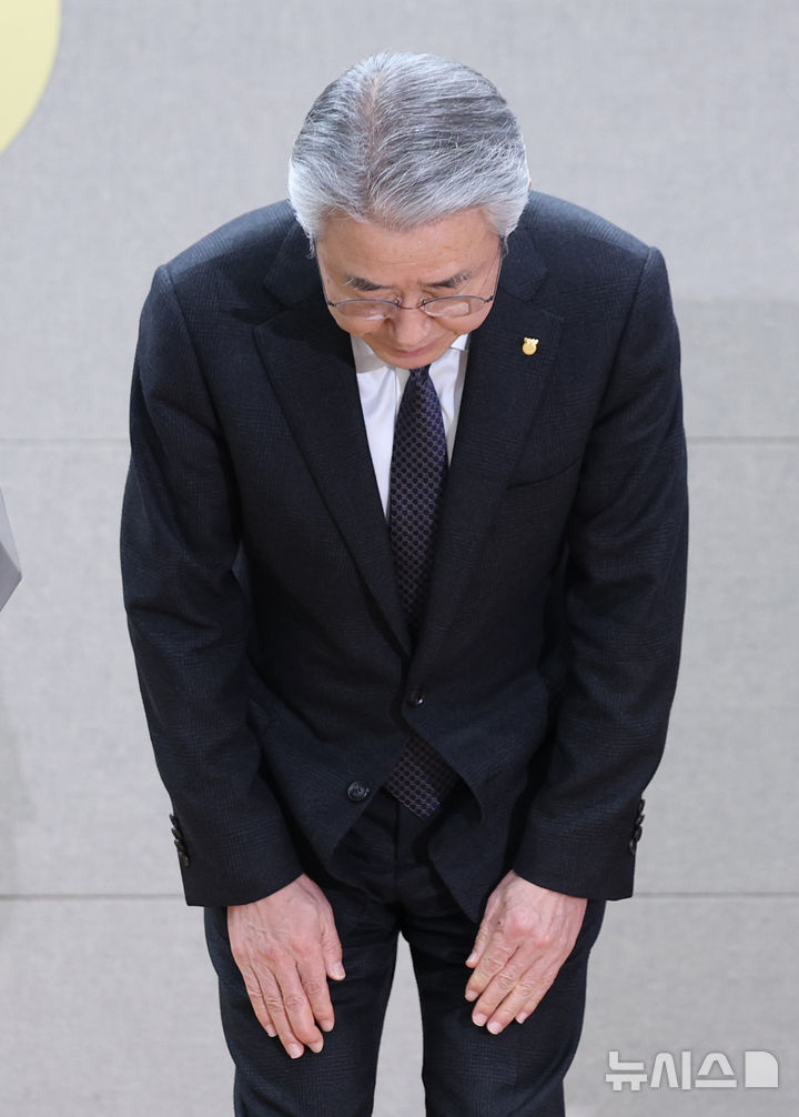 [서울=뉴시스] 김진아 기자 = 강호동 농협중앙회장이 13일 서울 중구 농협중앙회 본관에서 대국민 사과문을 발표하던 중 고개숙여 사과 인사를 하고 있다.&nbsp; 농협중앙회와 농협재단은 임직원 성비위와 업무상 배임을 자체 적발하고도 이를 수사기관에 고발하지 않고, 공금으로 임직원의 형사사건 변호사비를 지원하거나 1박에 200만원이 넘는 출장비를 사용하는 등 내부통제 부실과 방만한 경비 집행 실태가 정부 감사 결과 드러났다. 2025.01.13. bluesoda@newsis.com