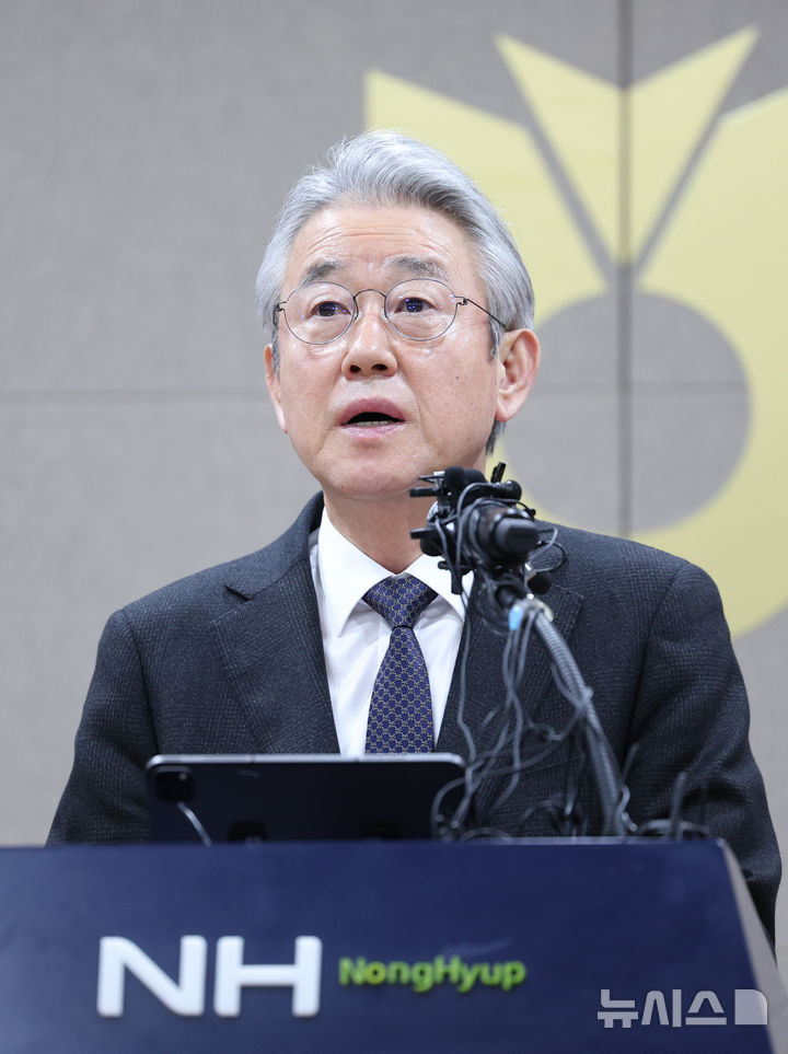 [서울=뉴시스] 김진아 기자 = 강호동 농협중앙회장이 13일 서울 중구 농협중앙회 본관에서 대국민 사과문을 발표하고 있다. 농협중앙회와 농협재단은 임직원 성비위와 업무상 배임을 자체 적발하고도 이를 수사기관에 고발하지 않고, 공금으로 임직원의 형사사건 변호사비를 지원하거나 1박에 200만원이 넘는 출장비를 사용하는 등 내부통제 부실과 방만한 경비 집행 실태가 정부 감사 결과 드러났다. 2025.01.13. bluesoda@newsis.com