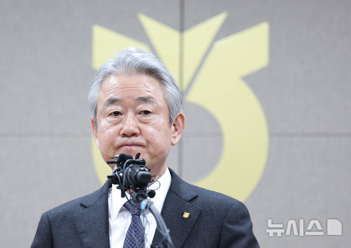 [서울=뉴시스] 김진아 기자 = 강호동 농협중앙회장이 13일 서울 중구 농협중앙회 본관에서 대국민 사과문을 발표하고 있다. 농협중앙회와 농협재단은 임직원 성비위와 업무상 배임을 자체 적발하고도 이를 수사기관에 고발하지 않고, 공금으로 임직원의 형사사건 변호사비를 지원하거나 1박에 200만원이 넘는 출장비를 사용하는 등 내부통제 부실과 방만한 경비 집행 실태가 정부 감사 결과 드러났다. 2025.01.13. bluesoda@newsis.com