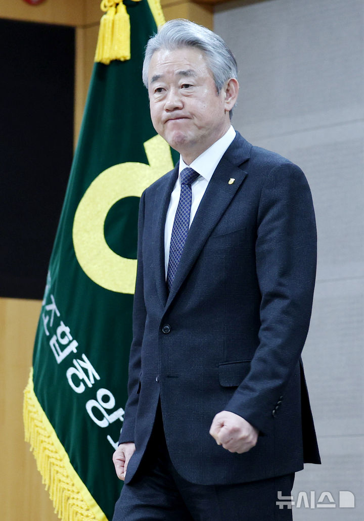 [서울=뉴시스] 김진아 기자 = 강호동 농협중앙회장이 13일 서울 중구 농협중앙회 본관에서 대국민 사과문을 발표하기 위해 입장하고 있다. 농협중앙회와 농협재단은 임직원 성비위와 업무상 배임을 자체 적발하고도 이를 수사기관에 고발하지 않고, 공금으로 임직원의 형사사건 변호사비를 지원하거나 1박에 200만원이 넘는 출장비를 사용하는 등 내부통제 부실과 방만한 경비 집행 실태가 정부 감사 결과 드러났다. 2025.01.13. bluesoda@newsis.com