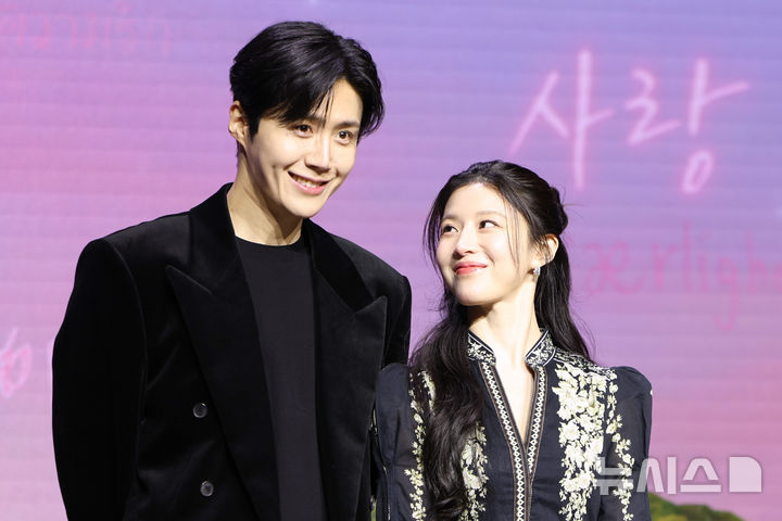 [서울=뉴시스] 황준선 기자 = 배우 김선호(왼쪽)과 고윤정이 13일 오전 서울 강남구 조선 팰리스 서울 강남에서 열린 넷플릭스 시리즈 '이 사랑 통역 되나요?' 제작발표회에서 포즈를 취하고 있다. 2026.01.13. hwang@newsis.com