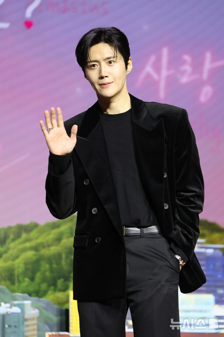 [서울=뉴시스] 황준선 기자 = 배우 김선호가 13일 오전 서울 강남구 조선 팰리스 서울 강남에서 열린 넷플릭스 시리즈 '이 사랑 통역 되나요?' 제작발표회에서 포즈를 취하고 있다. 2026.01.13. hwang@newsis.com