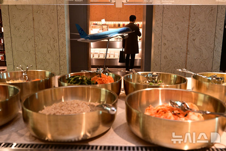 [인천공항=뉴시스] 박주성 기자 = 13일 오전 인천국제공항 제2여객터미널에서 리뉴얼을 마친 대한항공 프레스티지 동편 좌측 라운지가 공개돼 관계자가 마련된 식음료를 살펴보고 있다. (공동취재). 2026.01.13. photo@newsis.com