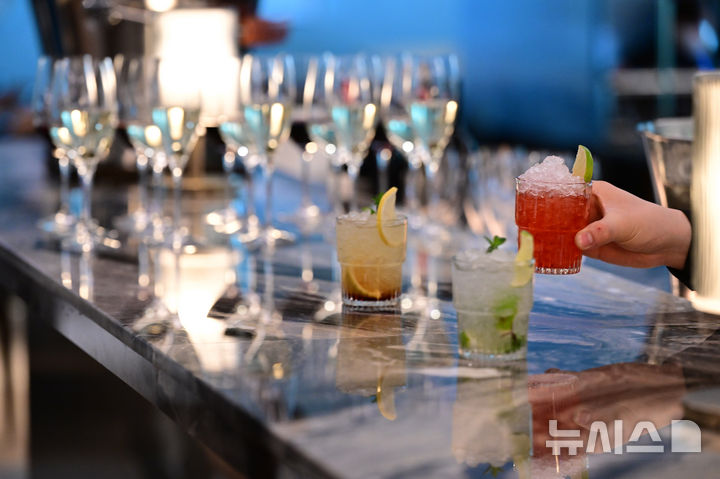 [인천공항=뉴시스] 박주성 기자 = 13일 오전 인천국제공항 제2여객터미널에서 리뉴얼을 마친 대한항공 프레스티지 동편 좌측 라운지가 공개돼 관계자가 라운지 음료를 준비하고 있다. (공동취재). 2026.01.13. photo@newsis.com