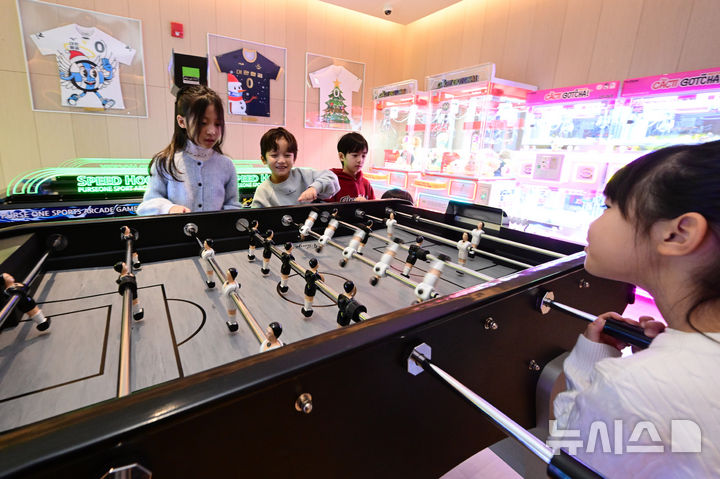 [인천공항=뉴시스] 박주성 기자 = 13일 오전 인천국제공항 제2여객터미널에서 리뉴얼을 마친 대한항공 프레스티지 동편 좌측 라운지가 공개된 가운데 아이들이 새롭게 마련된 아케이드 룸에서 게임을 즐기고 있다. (공동취재). 2026.01.13. photo@newsis.com