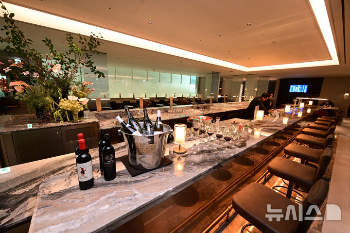 [인천공항=뉴시스] 박주성 기자 = 13일 오전 인천국제공항 제2여객터미널에서 리뉴얼을 마친 대한항공 프레스티지 동편 좌측 라운지가 공개되고 있다. (공동취재). 2026.01.13. photo@newsis.com