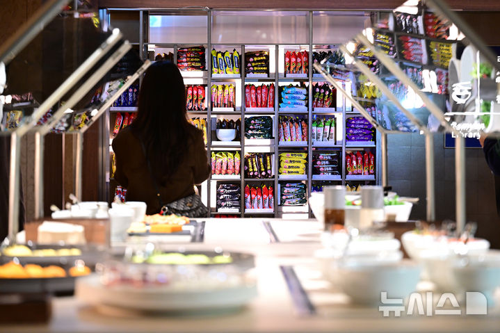 [인천공항=뉴시스] 박주성 기자 = 13일 오전 인천국제공항 제2여객터미널에서 리뉴얼을 마친 대한항공 프레스티지 동편 좌측 라운지가 공개돼 관계자가 새롭게 마련된 라면 라이브러리를 살펴보고 있다. (공동취재). 2026.01.13. photo@newsis.com