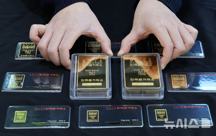 [서울=뉴시스] 이영환 기자 = 13일 오전 서울 종로구 한국금거래소에서 직원이 골드바를 선보이고 있다. 제롬 파월 미 연방준비제도 의장의 형사기소 가능성에 지난 12일(현지시간) 뉴욕상업거래소에서 2월 인도분 금 선물 가격이 온스당 4천638.2달러를 기록하며 사상 최고치 기록을 경신했으며, 3월 인도분 은(銀) 선물 가격도 온스당 85.84달러로 사상 최고치 기록을 뛰어넘었다.2026.01.13. 20hwan@newsis.com