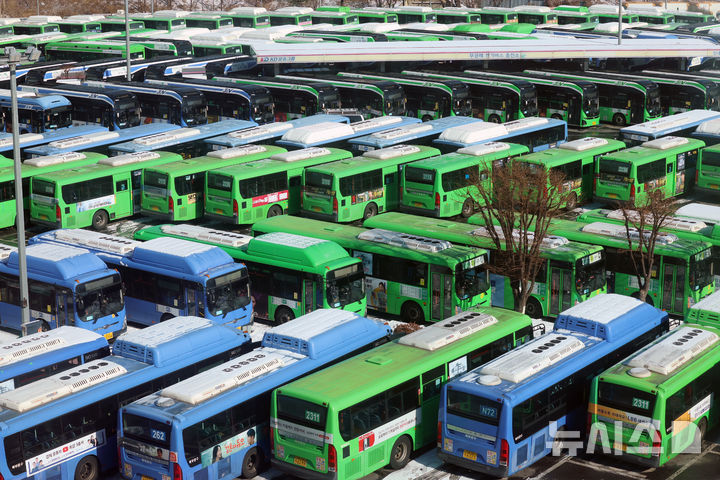 [서울=뉴시스] 서울 시내버스 노조가 총파업에 돌입한 지난 1월 13일 서울의 한 공영차고지에 운행을 멈춘 시내버스들이 주차되어 있다. (사진=뉴시스DB). 2026.04.30. photo@newsis.com