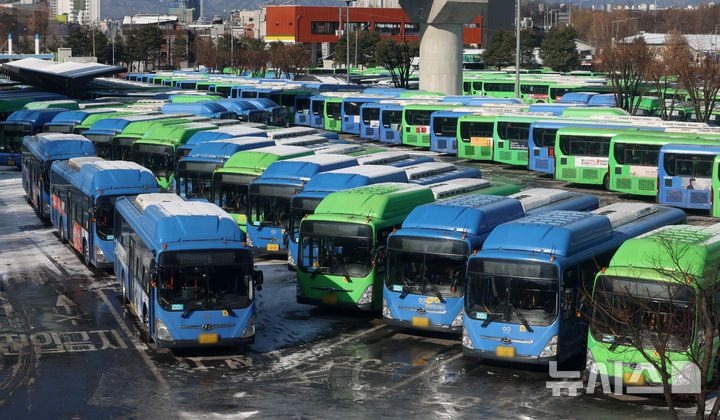 [서울=뉴시스] 조성우 기자 = 서울 시내버스 노조가 총파업에 돌입한 13일 서울의 한 공영차고지에 운행을 멈춘 시내버스들이 주차되어 있다. 2026.01.13. xconfind@newsis.com