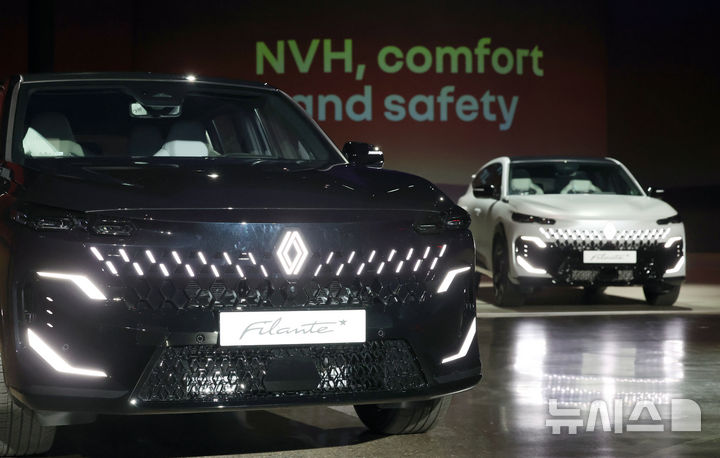 [서울=뉴시스] 조성우 기자 = 르노코리아가 13일 서울 광진구 그랜드 워커힐에서 열린 월드 프리미어 행사에서 오로라 프로젝트 두 번째 모델인 '필랑트(FILANTE)'를 공개하고 있다. 2026.01.13. xconfind@newsis.com