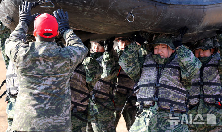 [포항=뉴시스] 이무열 기자 = 13일 경북 포항시 해병대 1사단 연병장에서 열린 ‘2026 겨울 해병대 캠프'에서 참가자들이 소형 고무보트(IBS)를 머리에 이고 이동하고 있다. 2026.01.13. lmy@newsis.com