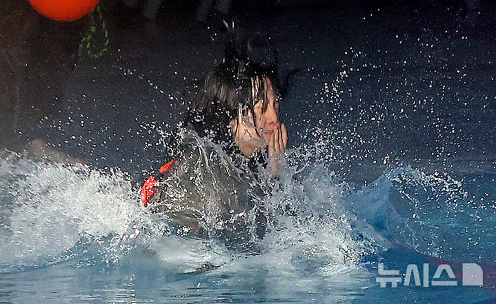 [포항=뉴시스] 이무열 기자 = 13일 경북 포항시 해병대 1사단 인천상륙관에서 열린 ‘2026 겨울 해병대 캠프’에서 참가자들이 이함 훈련을 하고 있다. 2026.01.13. lmy@newsis.com