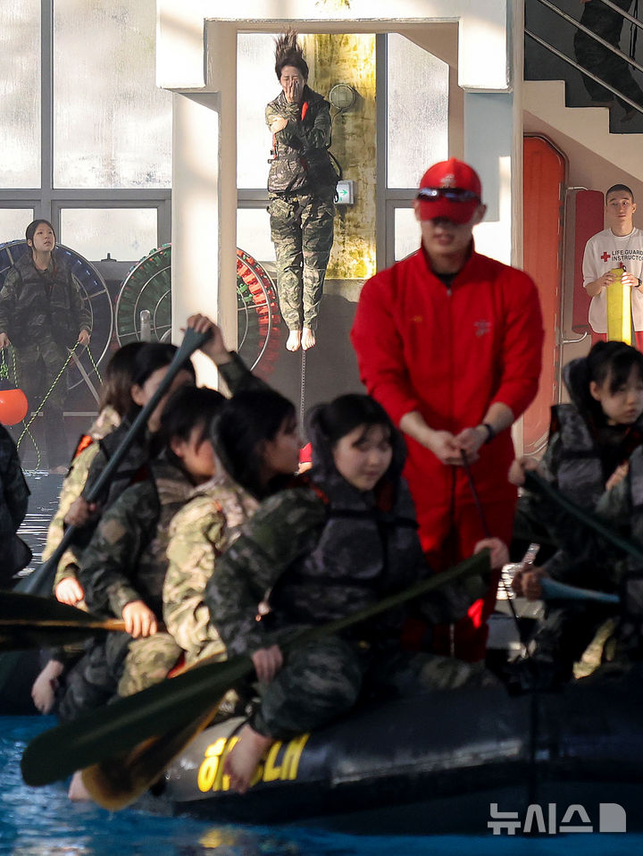 [포항=뉴시스] 이무열 기자 = 13일 경북 포항시 해병대 1사단 인천상륙관에서 열린 ‘2026 겨울 해병대 캠프’에서 참가자들이 이함 훈련을 하고 있다. 2026.01.13. lmy@newsis.com