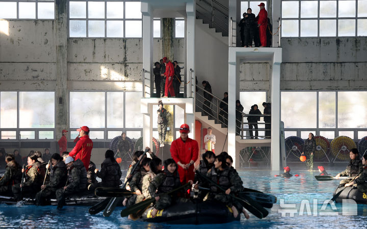 [포항=뉴시스] 이무열 기자 = 13일 경북 포항시 해병대 1사단 인천상륙관에서 열린 ‘2026 겨울 해병대 캠프’에서 참가자들이 이함 훈련을 하고 있다. 2026.01.13. lmy@newsis.com