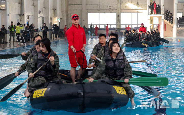[포항=뉴시스] 이무열 기자 = 13일 경북 포항시 해병대 1사단 인천상륙관에서 열린 ‘2026 겨울 해병대 캠프'에서 참가자들이 소형 고무보트(IBS) 운용 훈련을 하고 있다. 2026.01.13. lmy@newsis.com