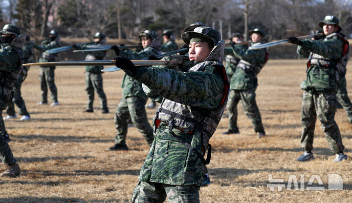 [포항=뉴시스] 이무열 기자 = 13일 경북 포항시 해병대 1사단 연병장에서 열린 ‘2026 겨울 해병대 캠프’에서 참가자들이 소형 고무보트(IBS) 육상페달링을 연습을 하고 있다. 2026.01.13. lmy@newsis.com