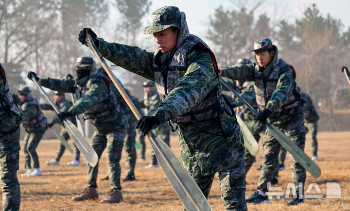 [포항=뉴시스] 이무열 기자 = 13일 경북 포항시 해병대 1사단 연병장에서 열린 ‘2026 겨울 해병대 캠프’에서 참가자들이 소형 고무보트(IBS) 육상페달링을 연습을 하고 있다. 2026.01.13. lmy@newsis.com