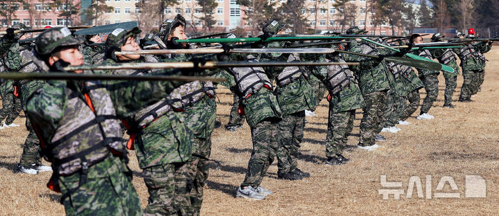 [포항=뉴시스] 이무열 기자 = 13일 경북 포항시 해병대 1사단 연병장에서 열린 ‘2026 겨울 해병대 캠프’에서 참가자들이 소형 고무보트(IBS) 육상페달링을 연습을 하고 있다. 2026.01.13. lmy@newsis.com