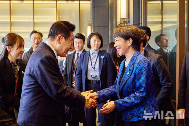 [나라=뉴시스] 고범준 기자 = 이재명 대통령이 13일(현지 시간) 한일 정상회담이 열리는 일본 나라현 회담장에 도착해 영접 나온 다카이치 사나에 총리와 악수하고 있다. (공동취재) 2026.01.13. bjko@newsis.com