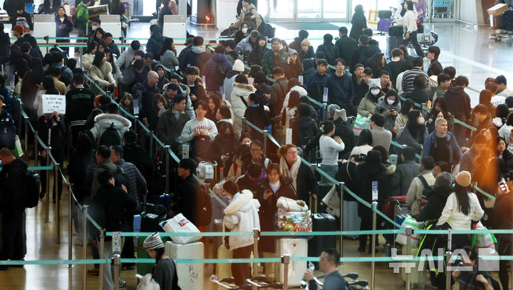 [인천공항=뉴시스] 박주성 기자 = 13일 인천국제공항 제1여객터미널 출국장에 시민들이 출국수속을 하고 있다. 12일 국토교통부 항공정보포털에 따르면 지난해 우리나라 연간 항공여객 수는 1억2479만3082명으로 전년 대비 3.9% 증가했다. 직전 기록인 1억2336만6608명(2019년)을 넘어선 규모다. 업계에서는 해외여행 수요가 꾸준히 늘어나는 만큼 올해도 이러한 성장 흐름이 이어질 것이라고 예상했다. 2026.01.13. park7691@newsis.com